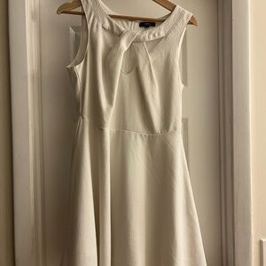 Elegant White Sleeveless Dress